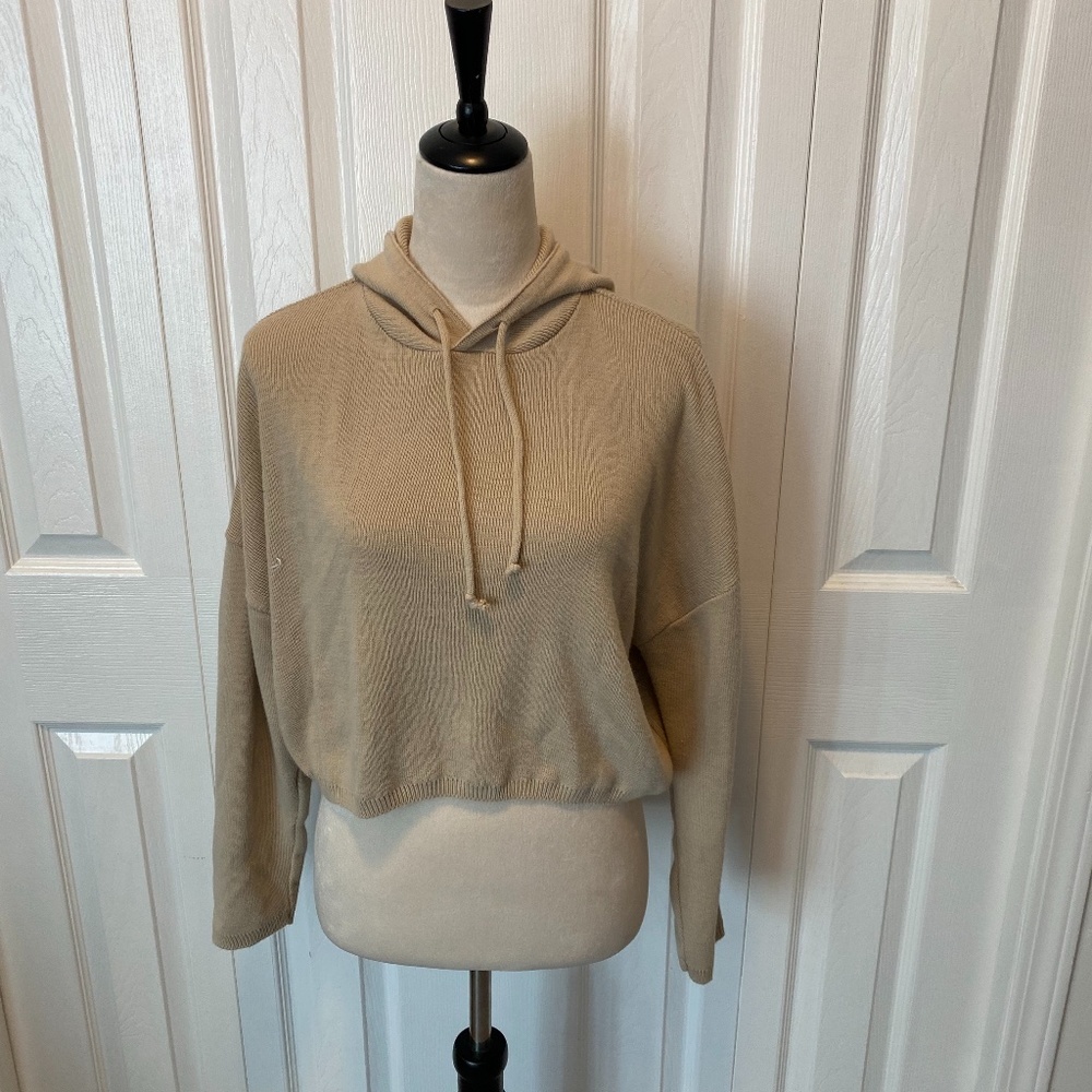 Women’s Pretty Little Thing Size M cropped sweater